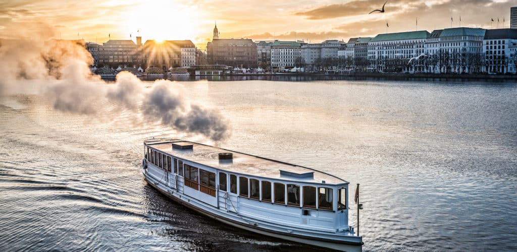 Alsterrundfahrt-Slider-St.Georg-Abenddaemmerung-mit-Dampf-1024x500